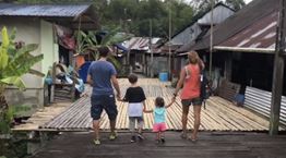 Μία τετραμελής οικογένεια από την Ελλάδα γυρίζει τον κόσμο