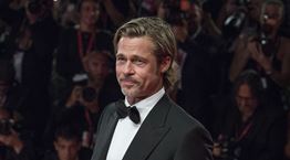 Ο Brad Pitt επιμένει κλασικά στο κόκκινο χαλί και βγαίνει νικητής