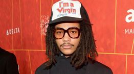 Influencer δεν κάνει influencing. Τρώει μήνυση. Φτιάχνει την τέλεια ιστορία για φέτος