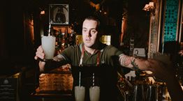 Ο Simone Caporale πιστεύει ότι τα μπαρ μπορούν να σώσουν τον κόσμο