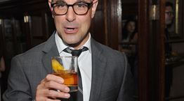 Ο Stanley Tucci φτιάχνει γιορτινά cocktails με τους Emily Blunt και John Krasinski
