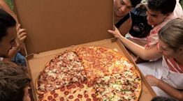 Η Domino's πουλά τη μεγαλύτερη πίτσα όλων των εποχών