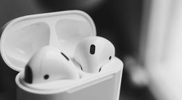 Η Apple θα λανσάρει φθηνότερα AirPods