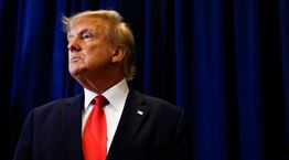 Ο Donald Trump έκανε comeback με μία φωτογραφία από τη σύλληψή του