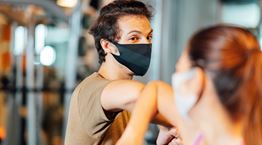 Ο κορονοϊός μπορεί να επιβιώσει στο δέρμα πολύ περισσότερο από τον ιό της γρίπης