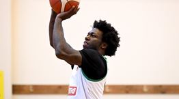 Έγινε και αυτό: Ο Kendrick Nunn τραγούδησε το 'Δε θα πας πουθενά' της Πέγκυς Ζήνα (video)