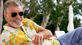 Ο Pierce Brosnan φορά τα κοντομανικά πουκάμισα του καλοκαιριού