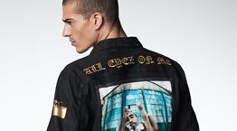 Η Replay αποτίει φόρο τιμής στον 2Pac