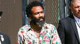 Κανείς δεν φορά καλύτερα το pyjama suit από τον Donald Glover