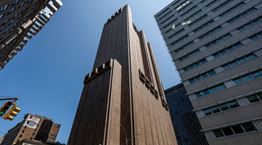 Ένας μυστηριώδης ουρανοξύστης στη Νέα Υόρκη δεν έχει παράθυρα