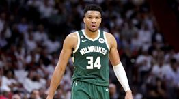 O Γιάννης Αντετοκούνμπο ζητά 95.000 δολάρια από εταιρεία πολυτελών κρεβατιών