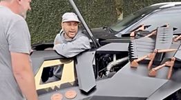 Ο Neymar έδωσε 1,4 εκατ. ευρώ για Batmobile που δεν έχει άδεια κυκλοφορίας (video)