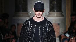 Η ροκ εκδοχή του κλασικού total black look