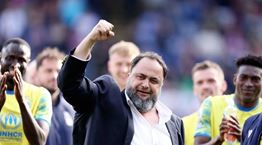 Σε άλλα νέα, το Twitter οργιάζει με τη συνέντευξη του Βαγγέλη Μαρινάκη στη Daily Mail