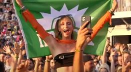 Σε άλλα νέα, ο ήλιος του ΠΑΣΟΚ ανέτειλε στο Tomorrowland του Βελγίου