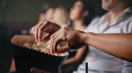 Δράμα ή κωμωδία: Ποιο είδος ταινίας μας παχαίνει περισσότερο