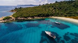 Το απομονωμένο ελληνικό νησί που λατρεύουν οι ισχυρότεροι άνθρωποι του πλανήτη