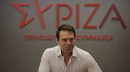 H οικογενειακή φωτογραφία των στελεχών του ΣΥΡΙΖΑ στις Σπέτσες περνά τα δικά της μηνύματα