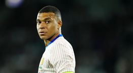 Σε άλλα νέα, ο πατέρας του Kylian Mbappé αγόρασε 100 φανέλες με το όνομα του γιου του