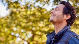 Ένα βίντεο δείχνει τι μας συμβαίνει όταν είμαστε χαρούμενοι