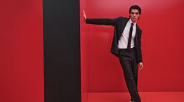 Η HUGO παρουσιάζει next-level tailoring καμπανια για την Άνοιξη/Καλοκαίρι 2025: για μια νέα γενιά τολμηρού στυλ