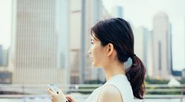 H πρώτη πόλη που απαγορεύει τη χρήση smartphone σε δημόσιους χώρους