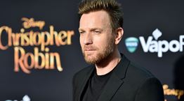 Ο Ewan McGregor δείχνει πώς φοριέται το total black το καλοκαίρι