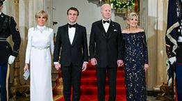 Το προσωπικό δώρο του Emmanuel Macron στον Joe Biden