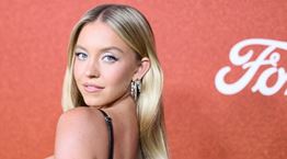 Μόλις καμαρώσαμε τη Sydney Sweeney στο νέο βίντεο κλιπ των Rolling Stones