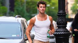 Στιλάτος με απλό φανελάκι αυτό το καλοκαίρι