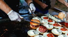 Οι εύκολες συνταγές για να φτιάξεις τα πιο επικά burger του Λος Άντζελες