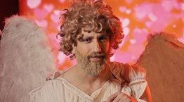 Συνέντευξη με τον έρωτα: Ο Διονύσης Ατζαράκης έφτιαξε το απόλυτο βίντεο για τον Άγιο Βαλεντίνο