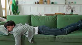 Γιατί το να αράζεις και "να μην κάνεις τίποτα" μπορεί να σε κάνει επιτυχημένο στη ζωή σου