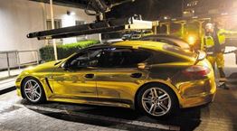 Η χρυσή Porsche Panamera που κατασχέθηκε γιατί ήταν δημόσιος κίνδυνος