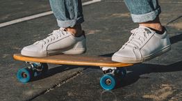 Ένα style hack για να σβήσεις τις τσακίσεις στα δερμάτινα sneakers