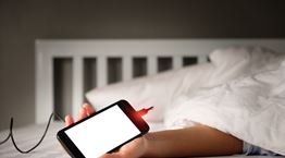 Καταστρέφεται η μπαταρία του κινητού αν το φορτίζεις όλο το βράδυ, ή όχι;