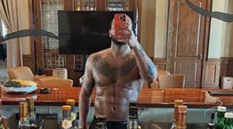 Είναι αληθινοί οι κοιλιακοί του Drake;