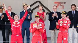 Η σύντομη ιστορία της ολόσωμης φόρμας που κλείνει φέτος τα 100