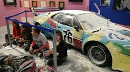 Ο νέος ακτιβισμός τα έβαλε και με την BMW Μ1 του Andy Warhol