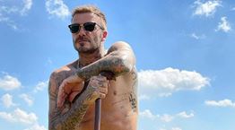 Για τον David Beckham, αρκεί ένα τζην και τα γυαλιά του