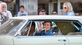 Αγνώριστοι Pitt και DiCaprio στις νέες φωτογραφίες του "Once Upon A Time In Hollywood"