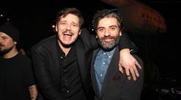 Δείτε τη νέα viral αγκαλιά των Oscar Isaac και Pedro Pascal