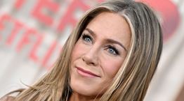 Η Jennifer Aniston διαφήμισε καλλυντικά στο Instagram χωρίς σουτιέν και κανείς δεν πρόσεξε τα προϊόντα