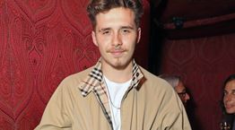 Πώς φοριέται αντισυμβατικά το πιο συμβατικό χρώμα; Εξηγεί ο Brooklyn Beckham