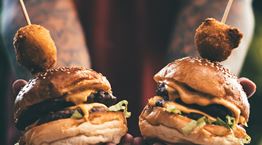 Τα πιο πολυσυζητημένα burgers του κόσμου
