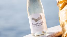 Το λευκό και το ροζέ κρασί του οίκου Chanel