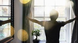 Το πρωινό ξύπνημα κάνει κακό στην υγεία υποστηρίζει νέα έρευνα