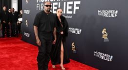 Η Bianca Censori εμφανίστηκε γυμνή στο κόκκινο χαλί των Grammys