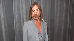 Στο εκκεντρικό κόκκινο χαλί των Grammys 2020