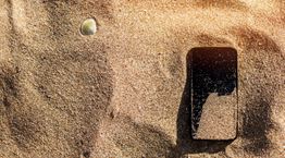 Πώς να προστατεύσεις το κινητό σου από την άμμο